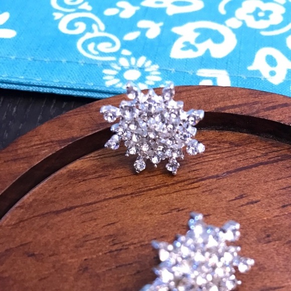 NEW!💙💎❄️STAR🌟BURST🌟SNOWFLAKE STUDS!❄️💎💙LOVE! - Picture 7 of 8